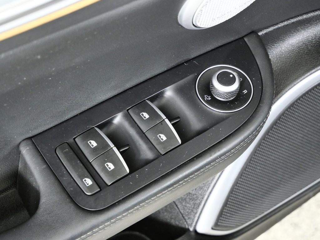 Thumbnail: 2017 Alfa Romeo Giulia - 35