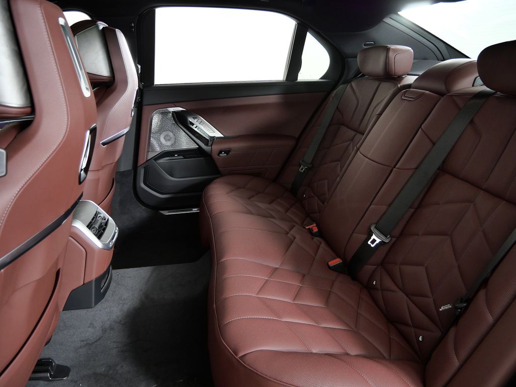 Thumbnail: 2026 BMW 7 Series - 32