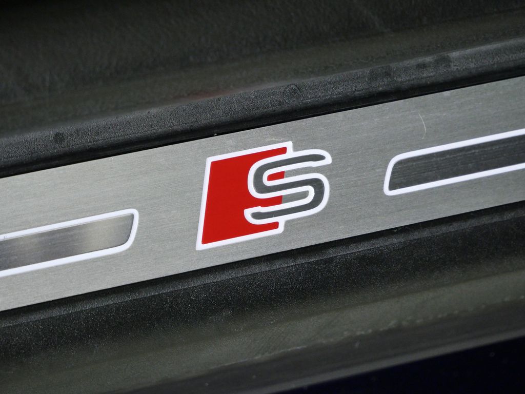 Thumbnail: 2023 Audi Q8 - 23