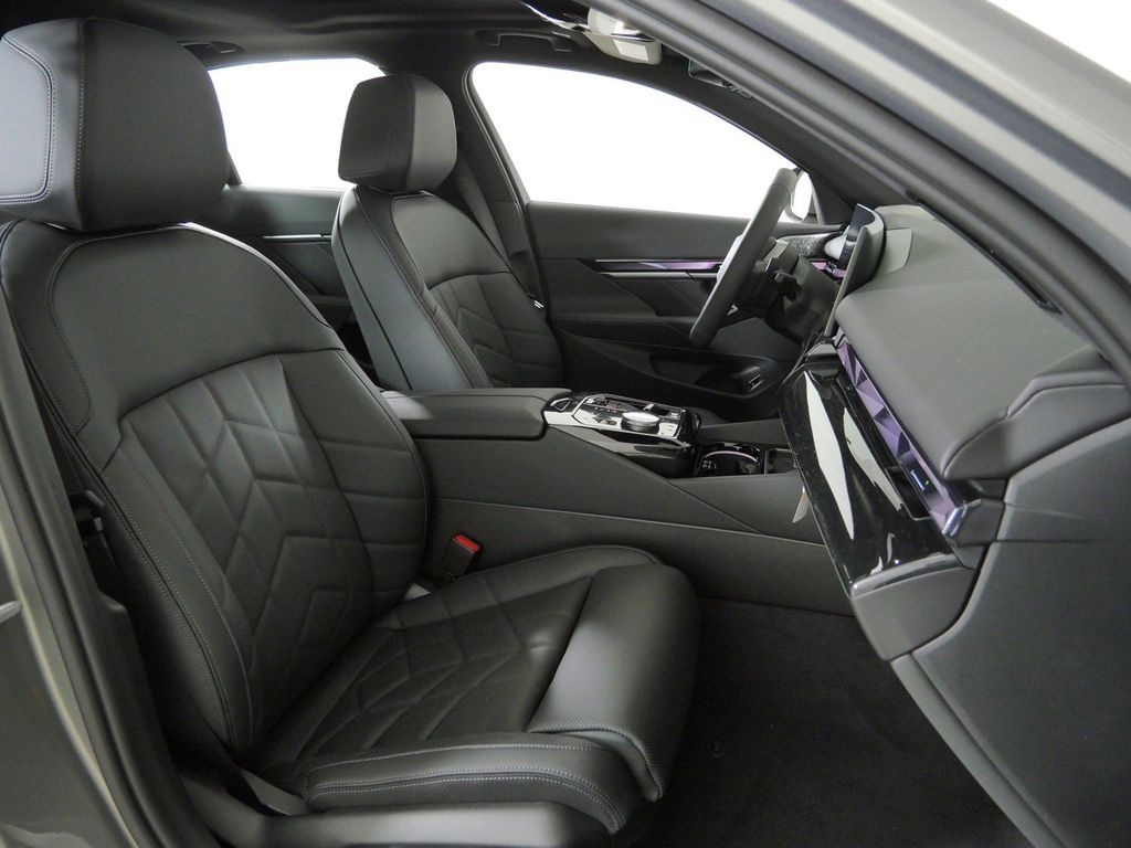 Thumbnail: 2027 BMW 5 Series - 21