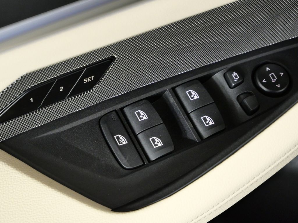 Thumbnail: 2025 BMW i4 - 35