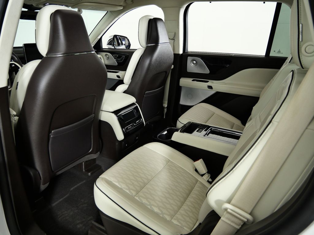 Thumbnail: 2020 Lincoln Aviator - 31