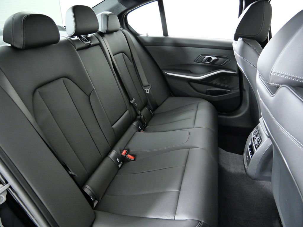 Thumbnail: 2026 BMW 3 Series - 26