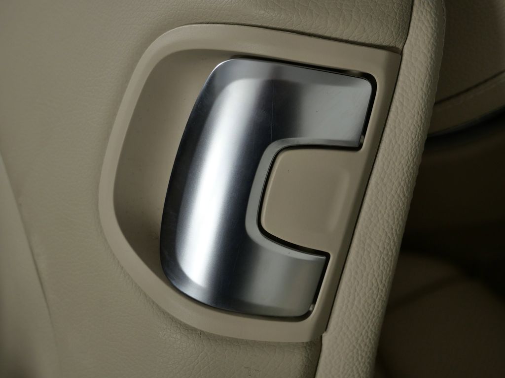 Thumbnail: 2018 Mercedes-Benz C-Class - 26