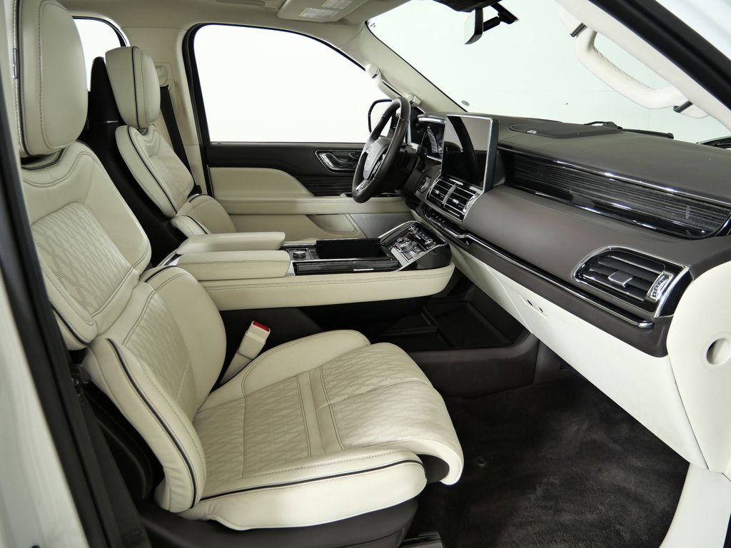 Thumbnail: 2023 Lincoln Navigator L - 21