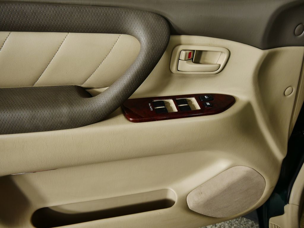 Thumbnail: 2004 Toyota Land Cruiser - 31