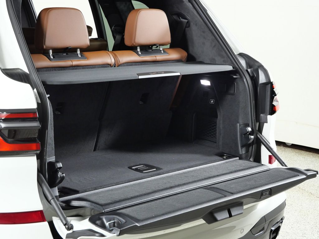 Thumbnail: 2026 BMW X7 - 29