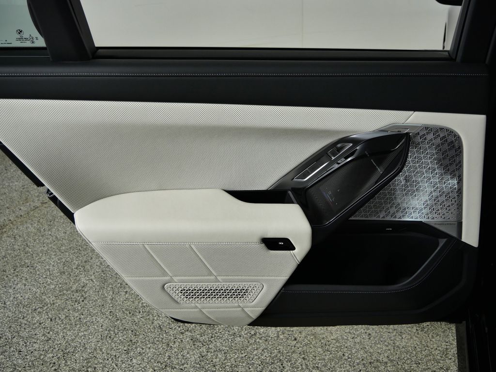 Thumbnail: 2023 BMW i7 - 31