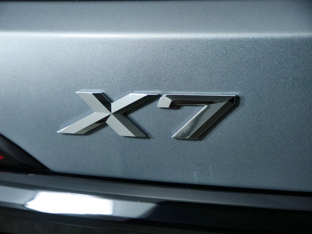 Thumbnail: 2026 BMW X7 - 12