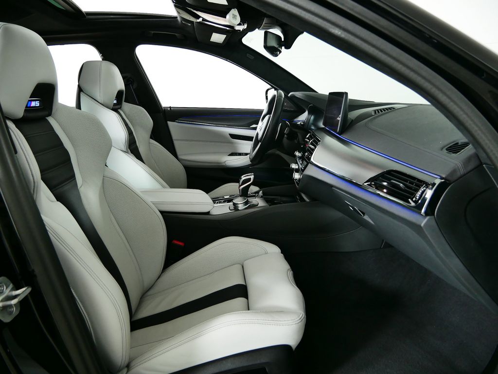 Thumbnail: 2023 BMW M5 - 21