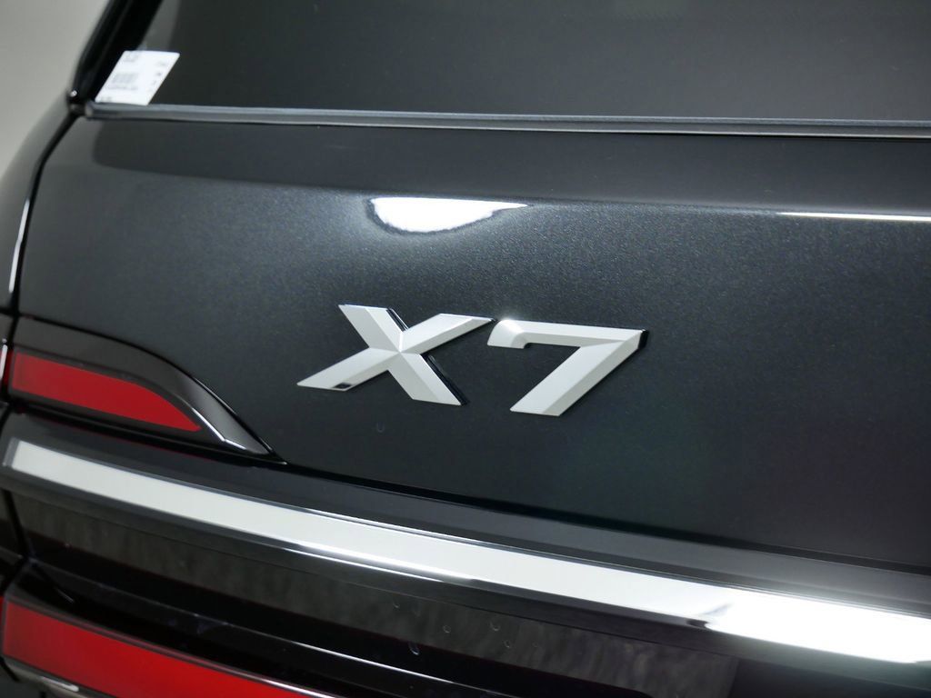 Thumbnail: 2025 BMW X7 - 14
