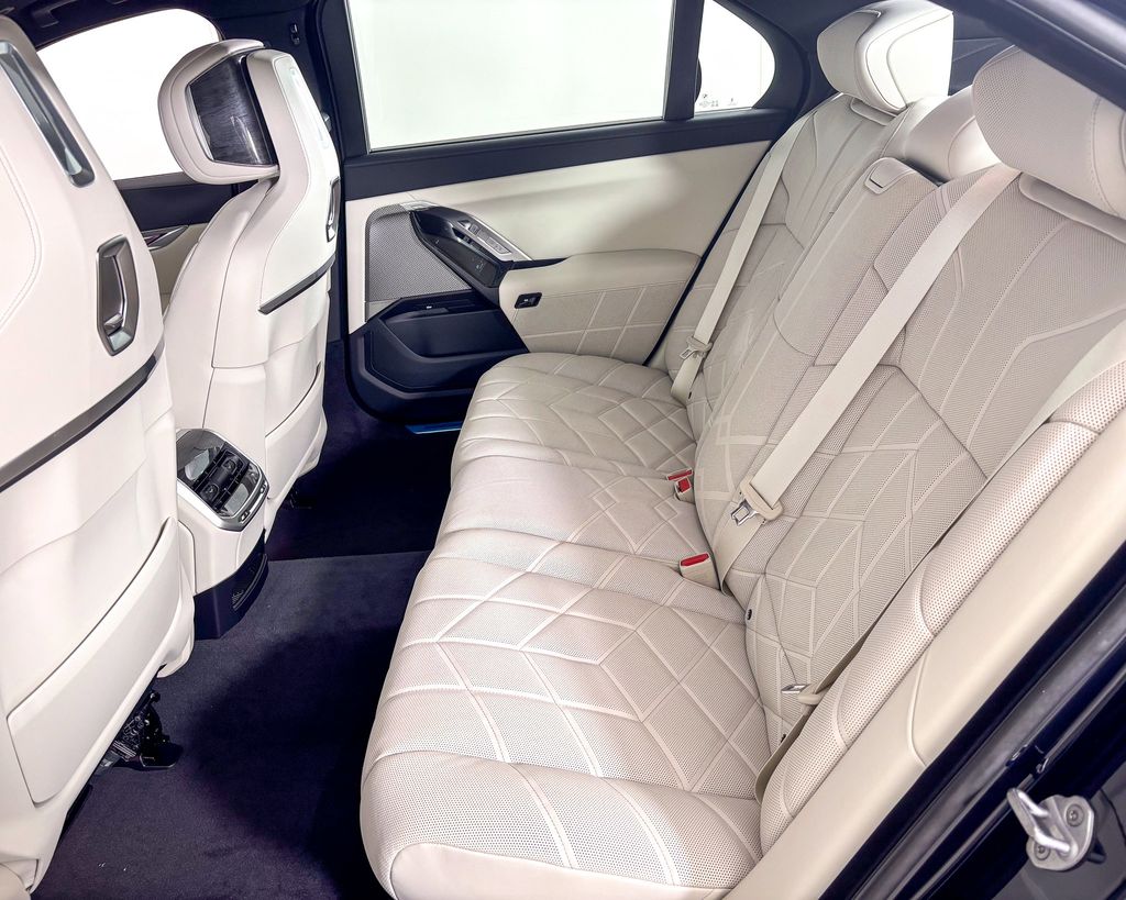 Thumbnail: 2025 BMW 7 Series - 27