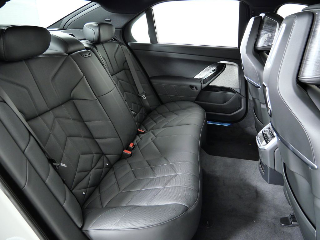 Thumbnail: 2025 BMW 7 Series - 26