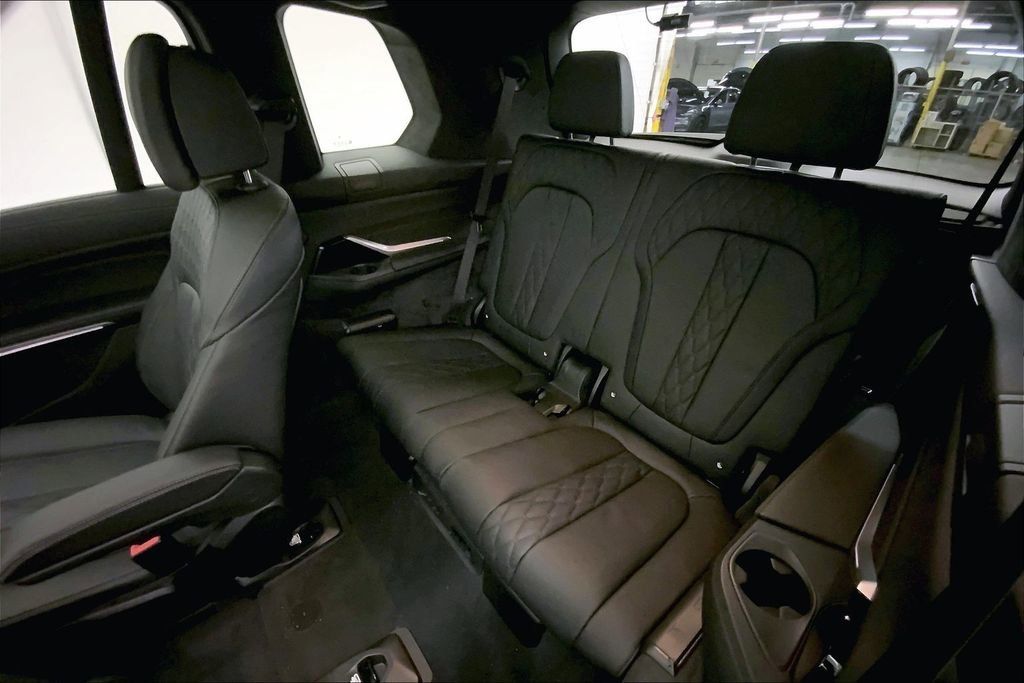 Thumbnail: 2026 BMW X7 - 13