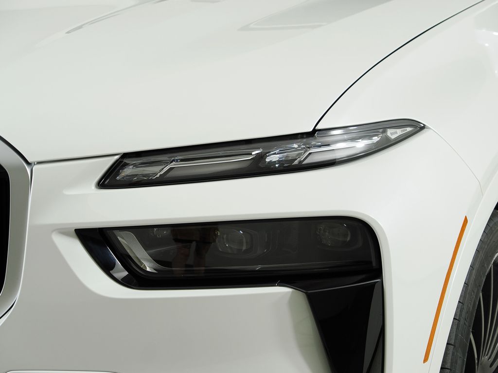 Thumbnail: 2026 BMW X7 - 16