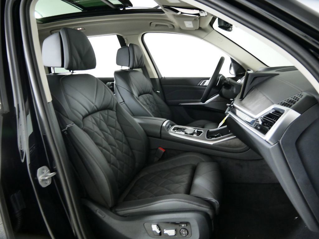 Thumbnail: 2025 BMW X7 - 23