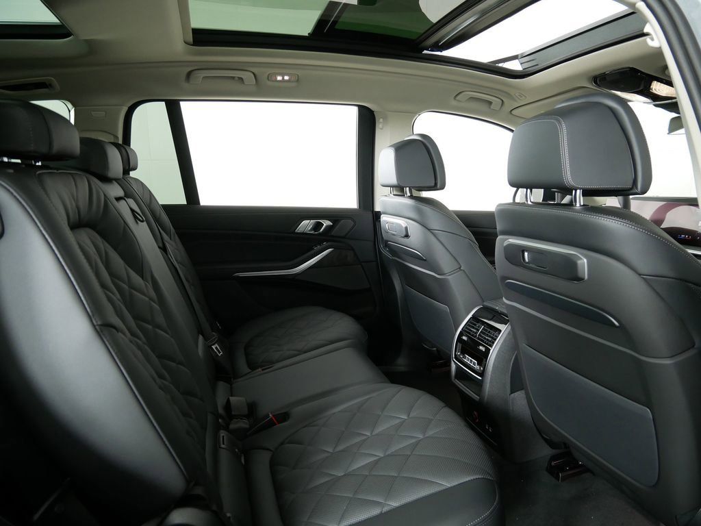 Thumbnail: 2026 BMW X7 - 25