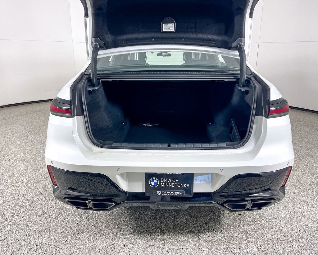 Thumbnail: 2025 BMW 7 Series - 18