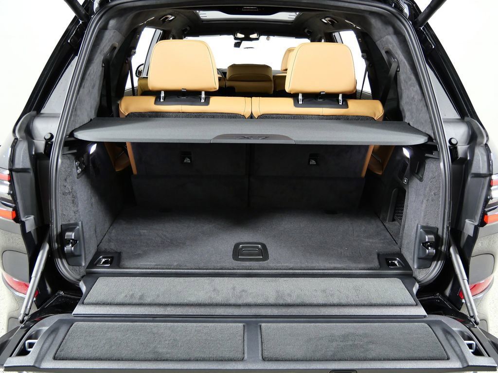 Thumbnail: 2026 BMW X7 - 30