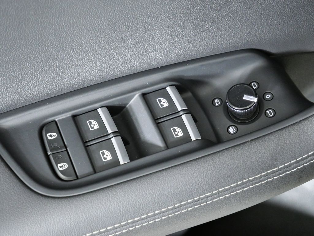 Thumbnail: 2023 Audi Q8 - 36