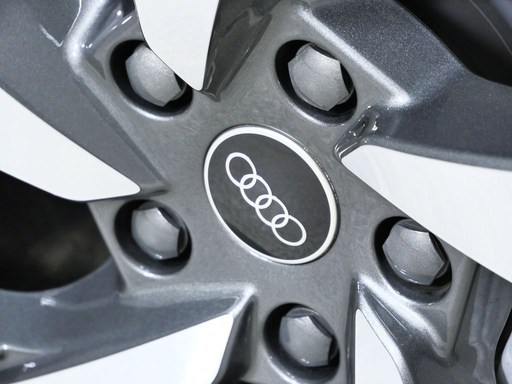 Thumbnail: 2025 Audi Q6 e-tron - 5