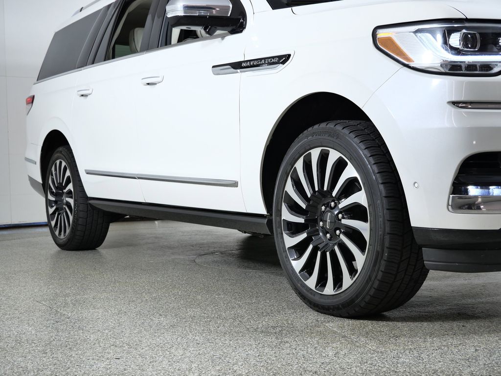 Thumbnail: 2023 Lincoln Navigator L - 7