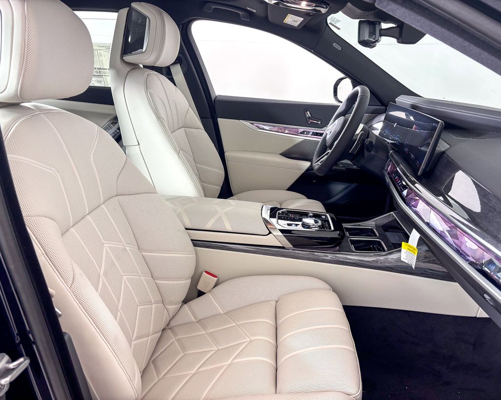 Thumbnail: 2025 BMW 7 Series - 18