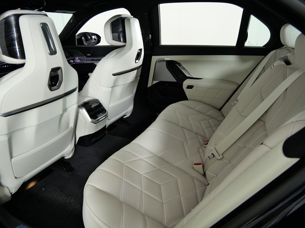 Thumbnail: 2026 BMW 7 Series - 31