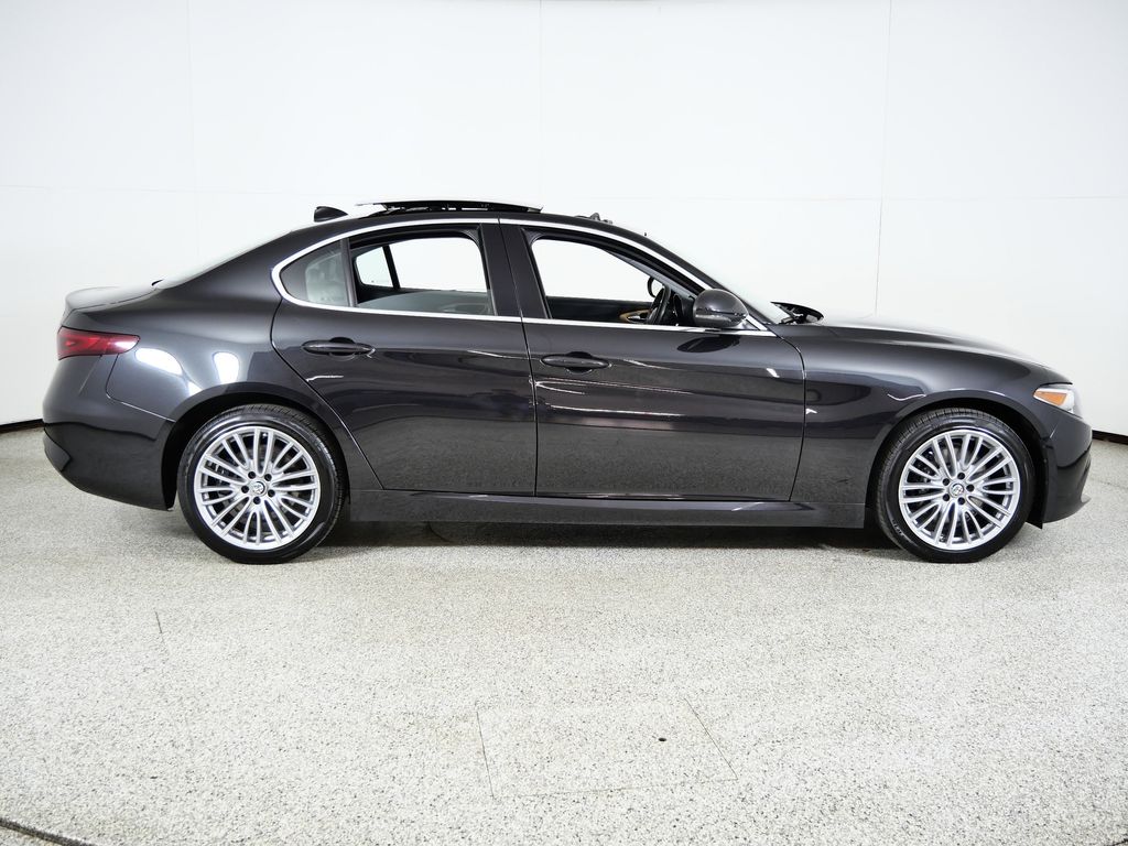 Thumbnail: 2017 Alfa Romeo Giulia - 9