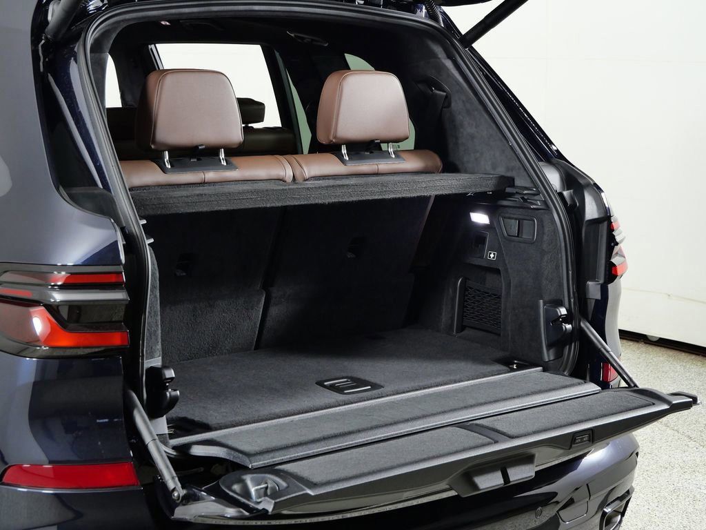 Thumbnail: 2026 BMW X7 - 32