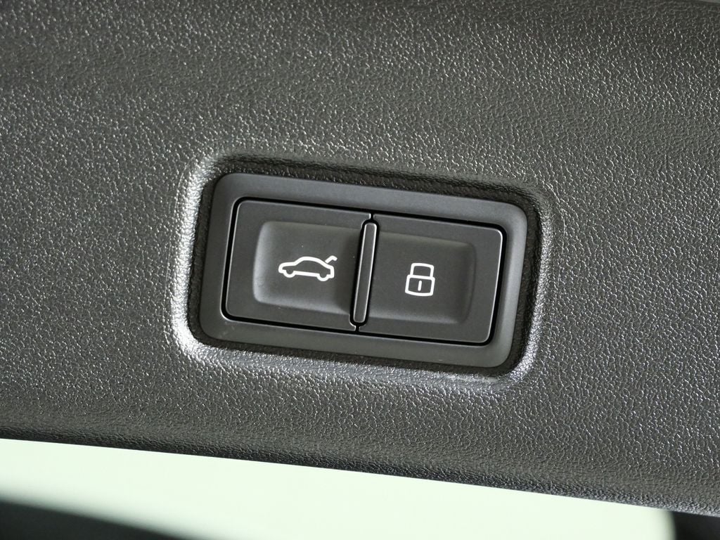 Thumbnail: 2025 Audi Q6 e-tron - 28