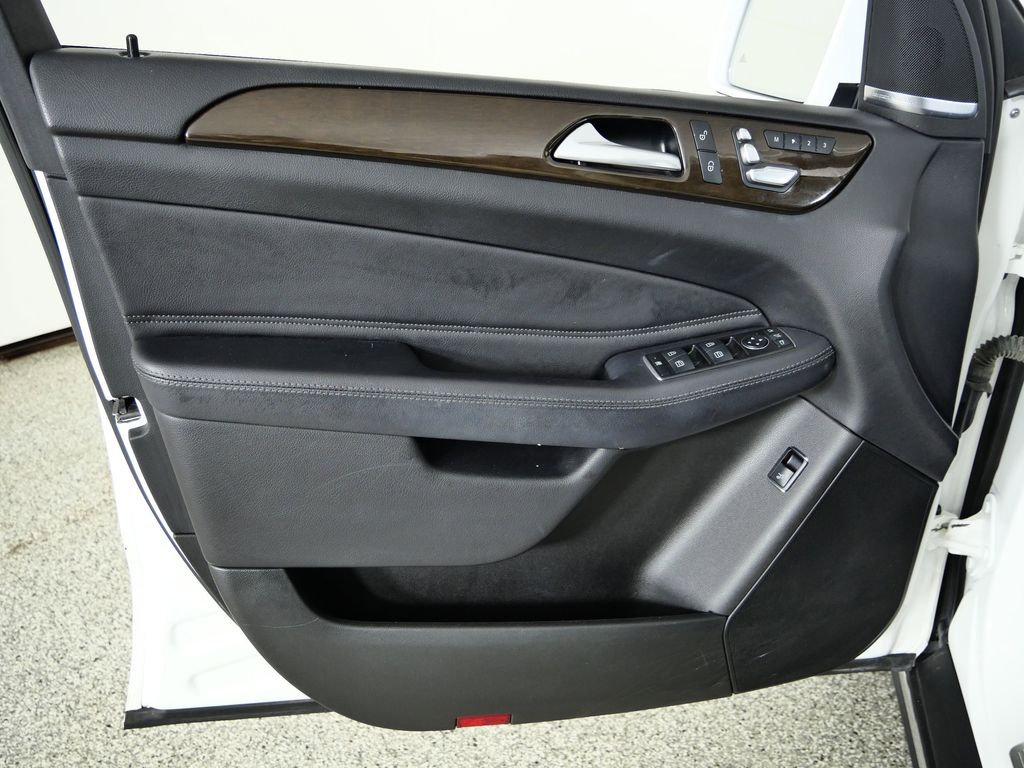 Thumbnail: 2017 Mercedes-Benz GLE - 33