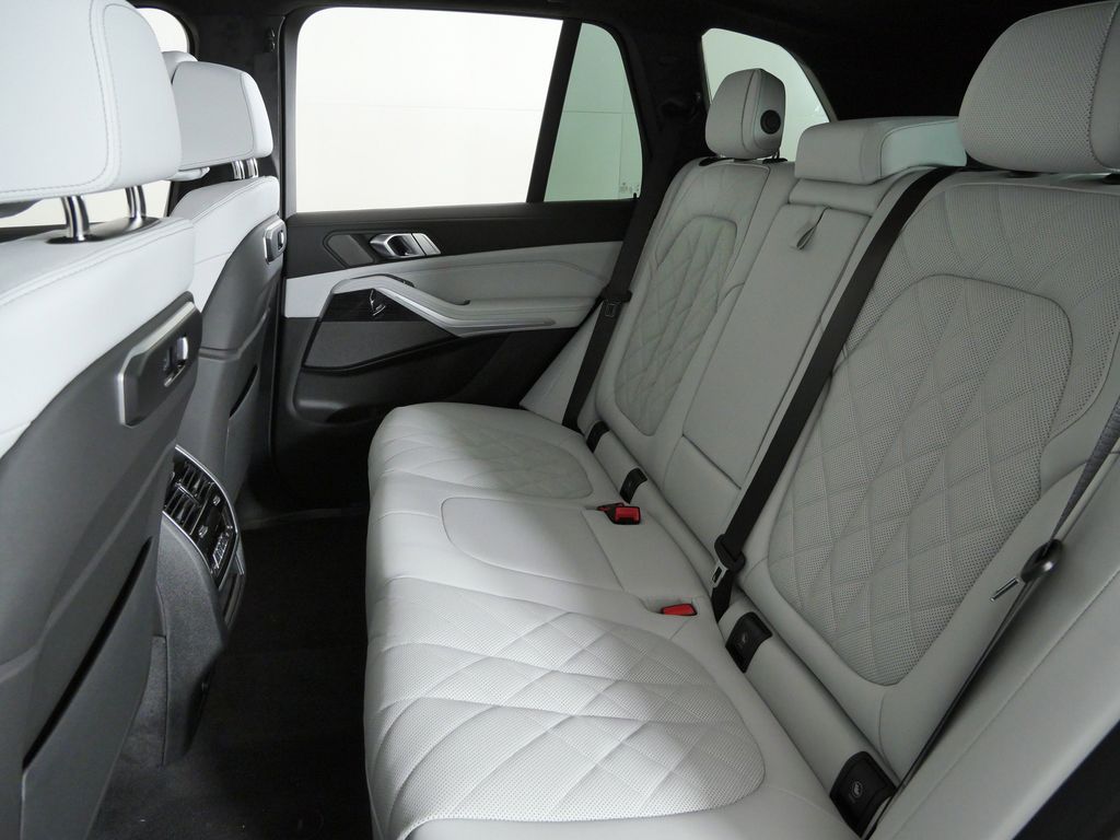 Thumbnail: 2026 BMW X5 - 33
