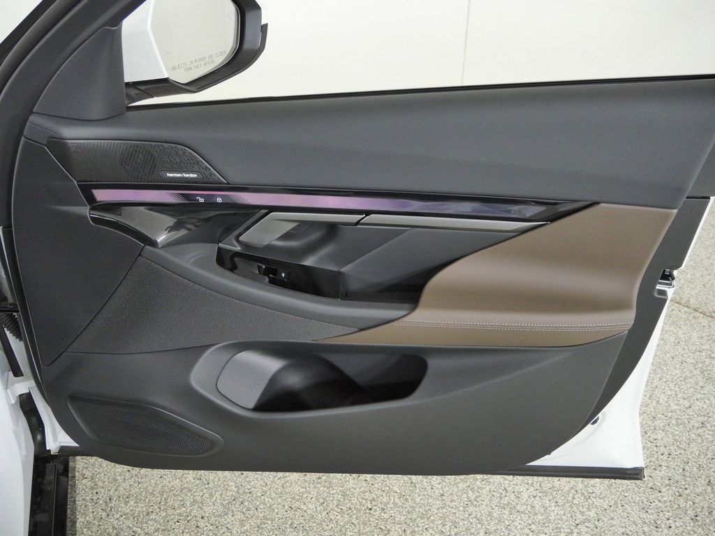 Thumbnail: 2027 BMW 5 Series - 20