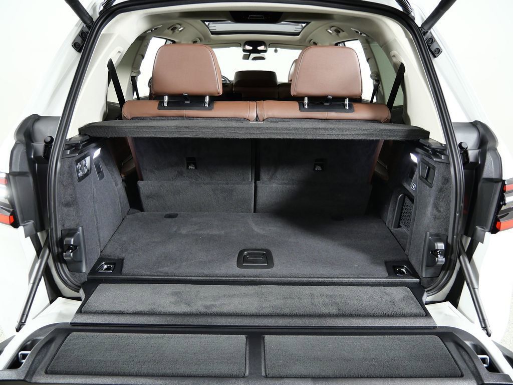 Thumbnail: 2026 BMW X7 - 32