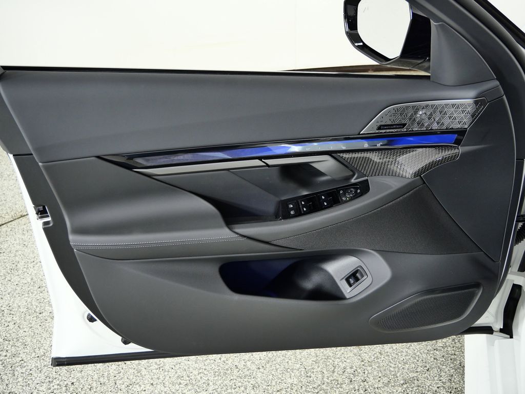 Thumbnail: 2026 BMW M5 - 33