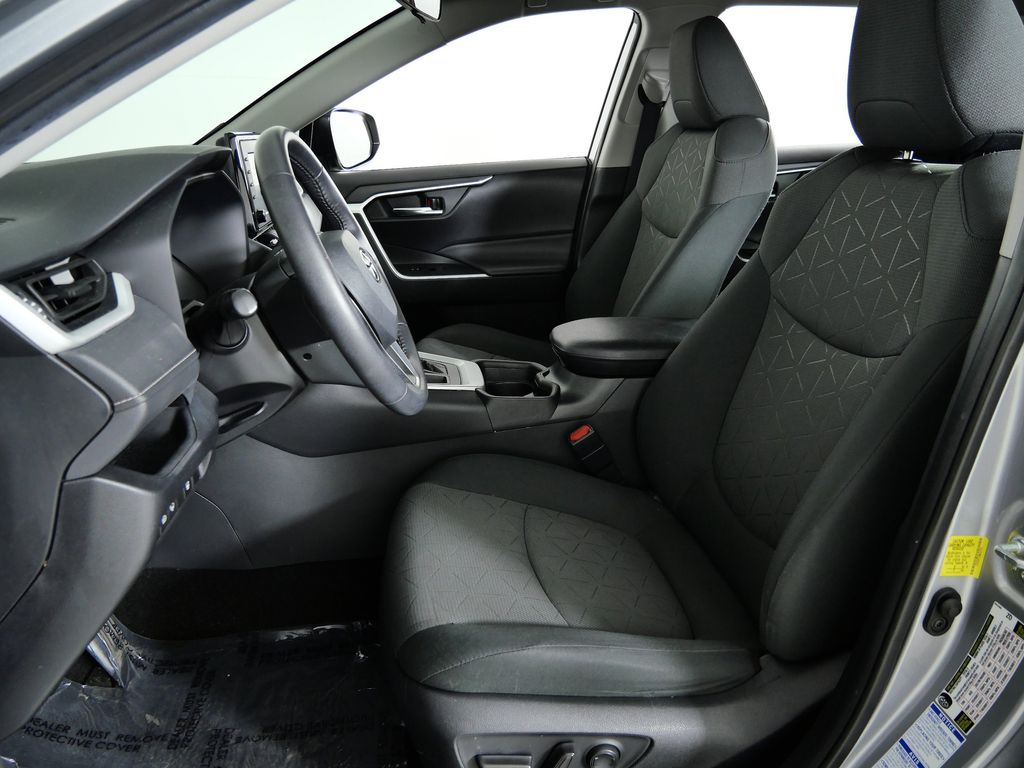 Thumbnail: 2021 Toyota RAV4 - 32