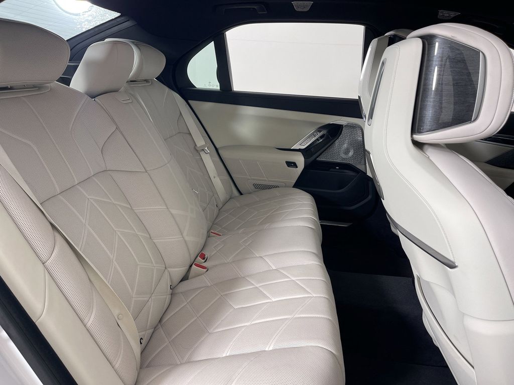 Thumbnail: 2023 BMW i7 - 28