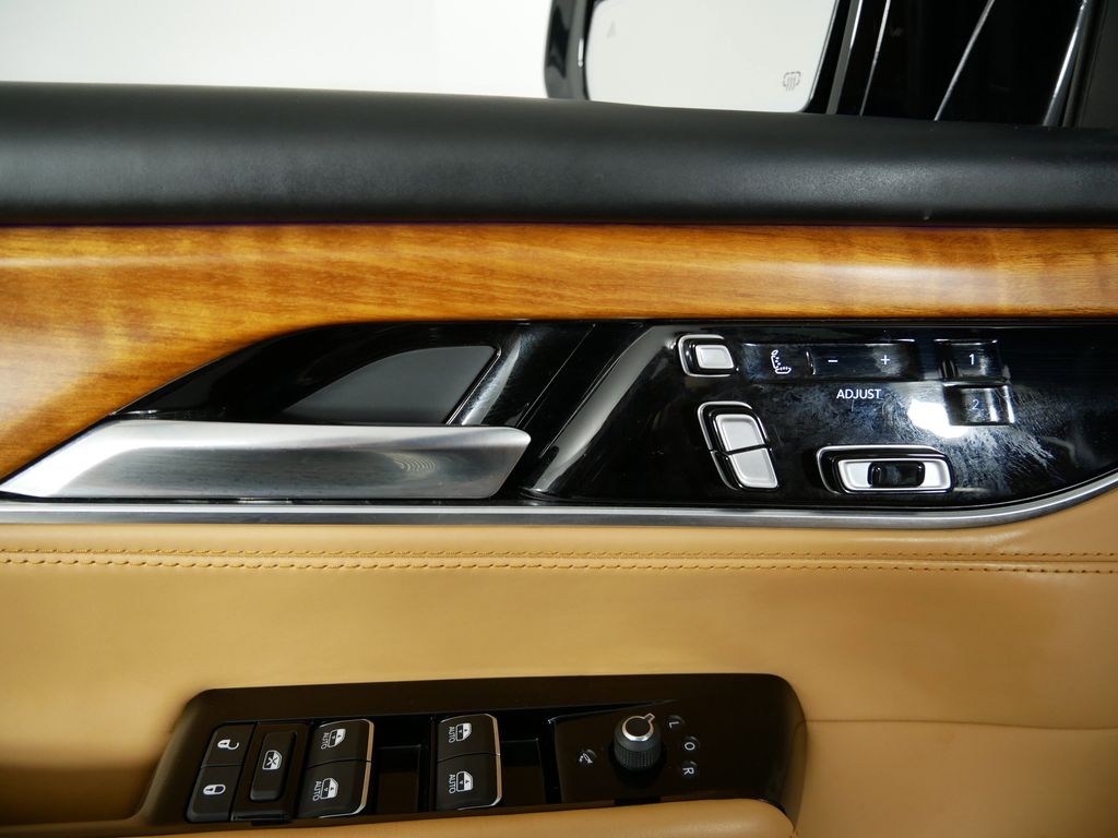 2022 Jeep Grand Wagoneer Series III 34