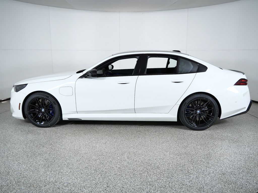 Thumbnail: 2026 BMW M5 - 15