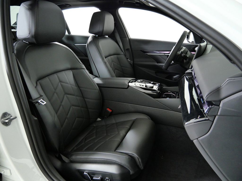 Thumbnail: 2026 BMW 5 Series - 21