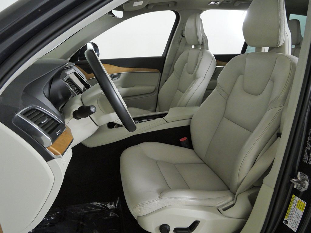 Thumbnail: 2022 Volvo XC90 - 33