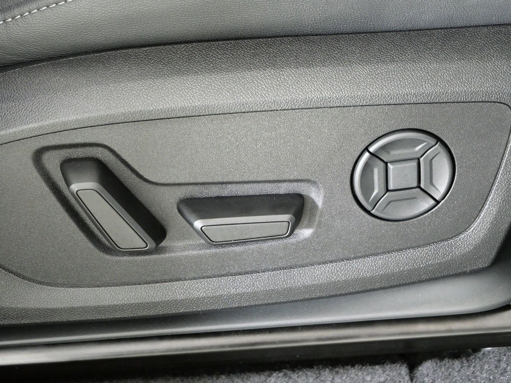 Thumbnail: 2025 Audi Q6 e-tron - 23