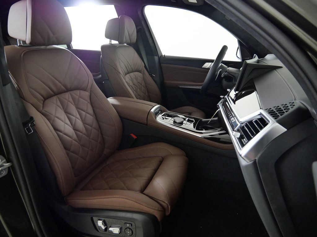 Thumbnail: 2026 BMW X7 - 23