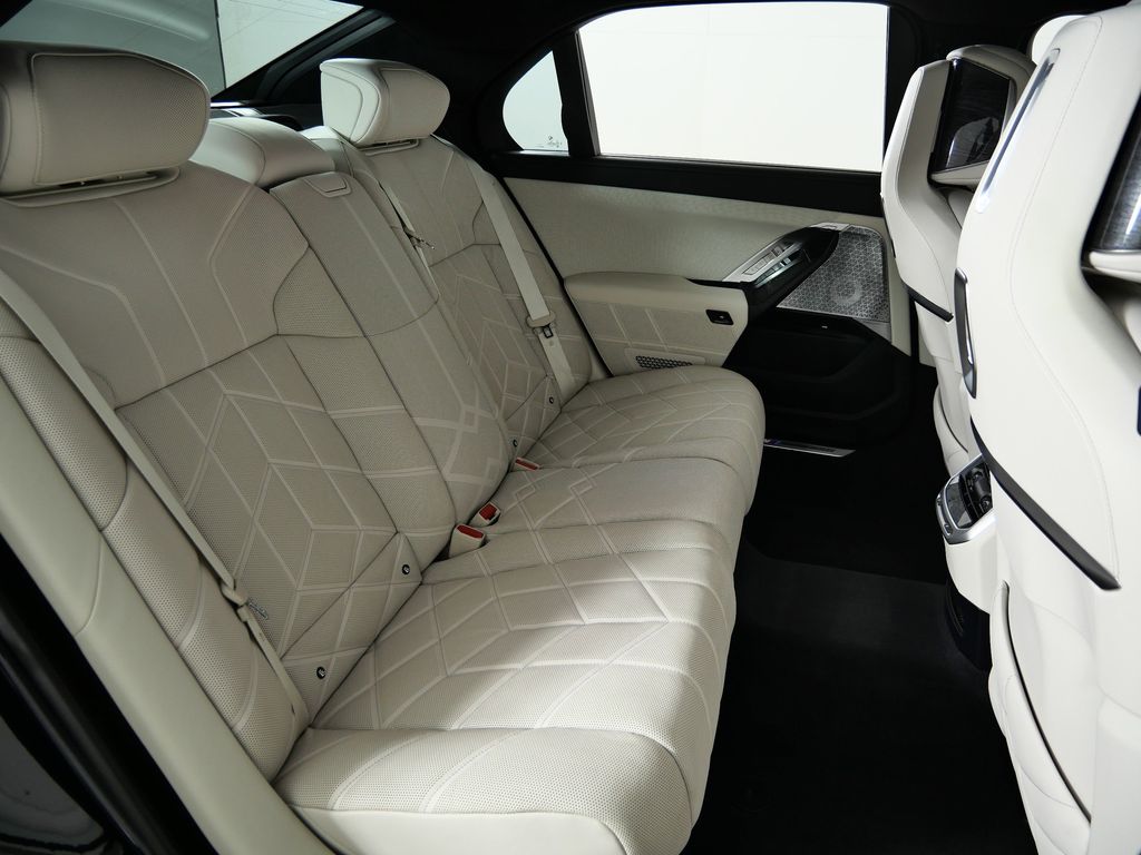 Thumbnail: 2023 BMW i7 - 28