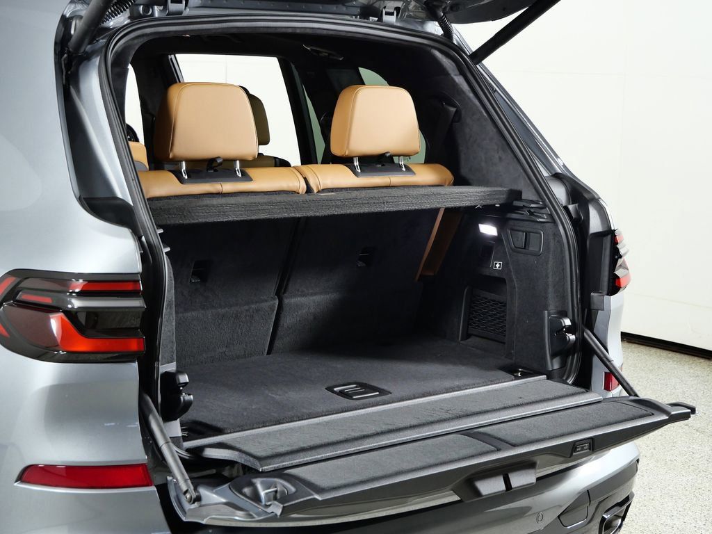 Thumbnail: 2026 BMW X7 - 33