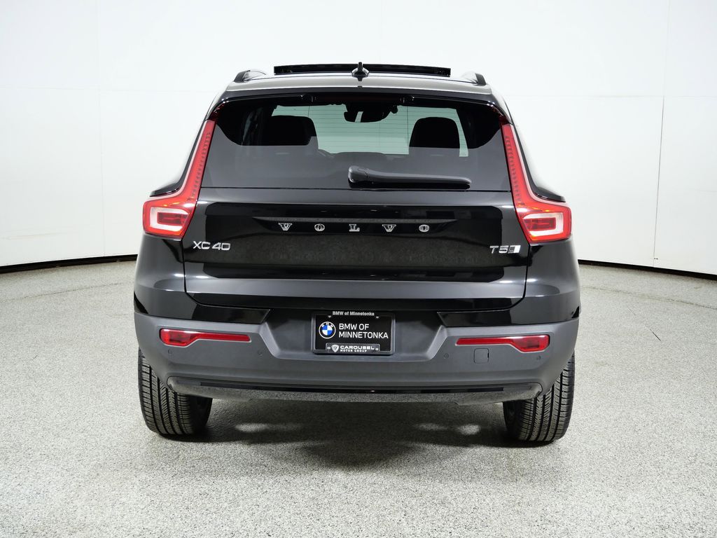 Thumbnail: 2021 Volvo XC40 - 11