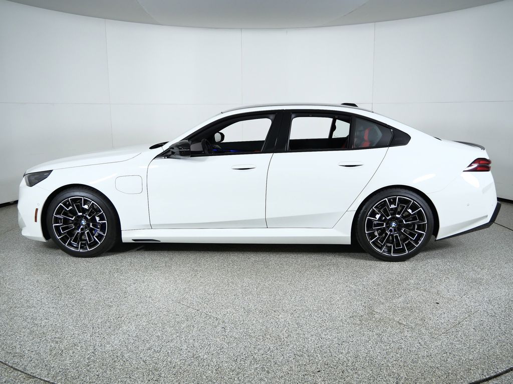 Thumbnail: 2026 BMW M5 - 16
