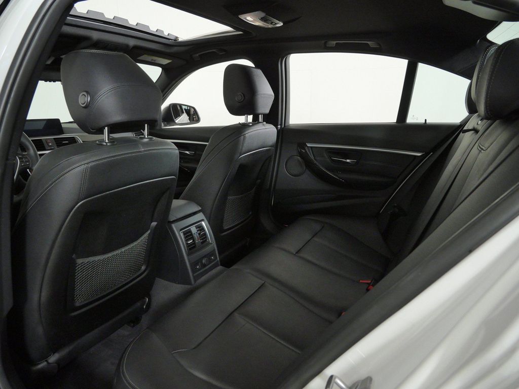 Thumbnail: 2017 BMW 3 Series - 29