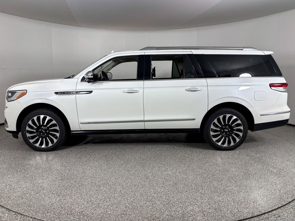 Thumbnail: 2023 Lincoln Navigator - 6